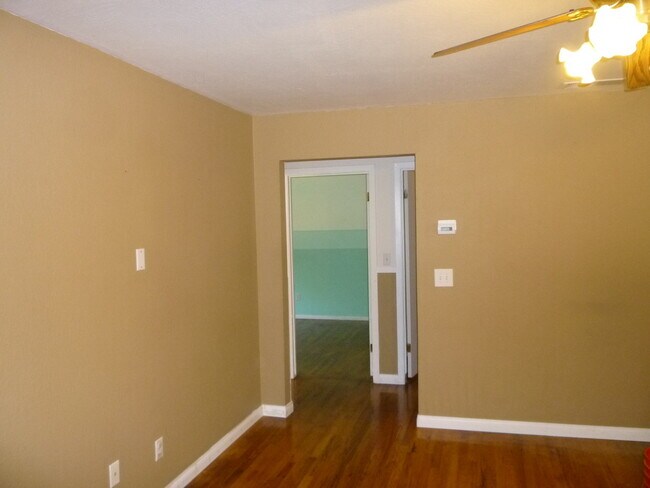 Building Photo - Don't miss the opportunity to make this de...