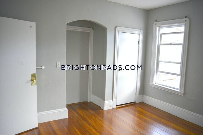Building Photo - 539 Washington St