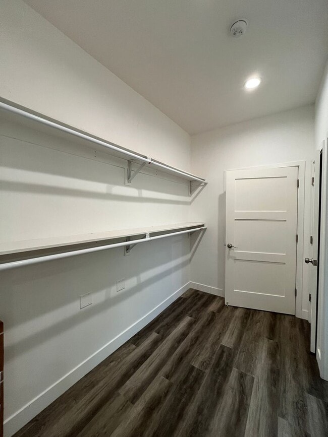 Foto del edificio - Furnished 1+1 w/dishwasher + in-unit laundry!