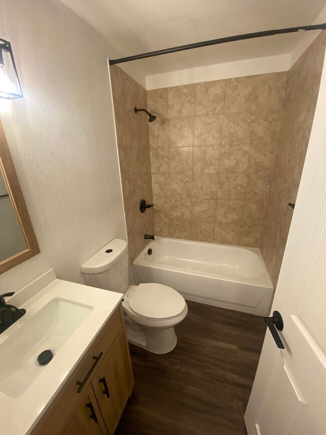 Building Photo - 2 Bedroom 1 Bathroom in High Hollows