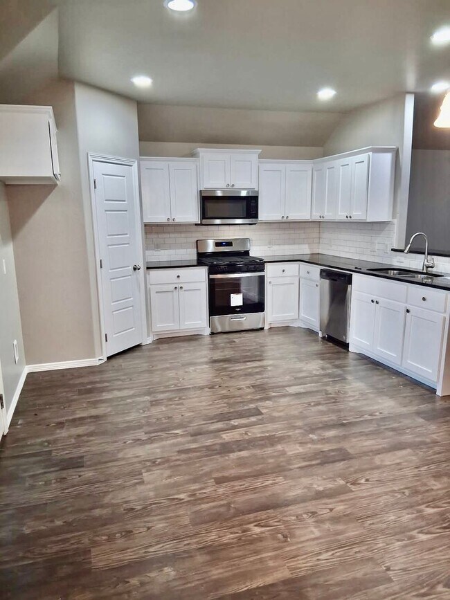 Foto del edificio - Beautiful 4-Bedroom Home in Edmond – Avail...