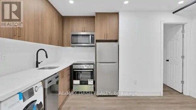 Building Photo - 917 St Clair Ave W