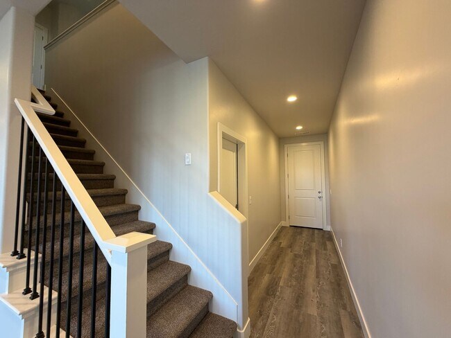 Building Photo - BRAND NEW TOWNHOME FOR RENT!