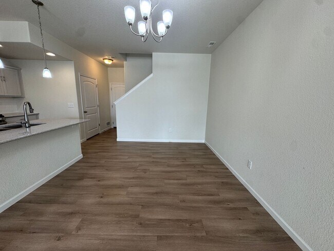 Foto del edificio - Stylish 3-Bedroom Townhome with Mountain Views & 2-Car Garage