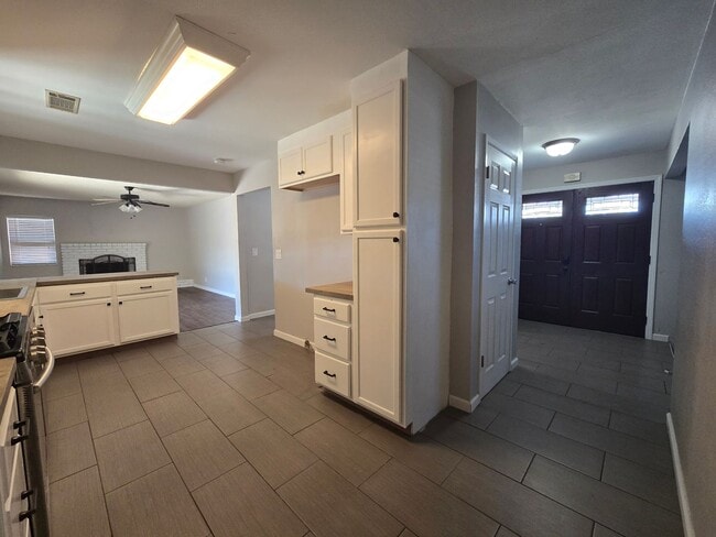 Building Photo - 3 BR 2 BA Available Now