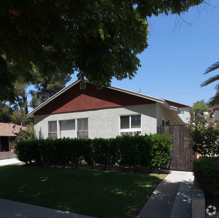 Building Photo - 711 E Providencia Ave