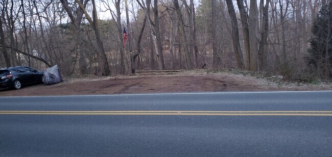 Parking - 2152 Mill Creek Rd