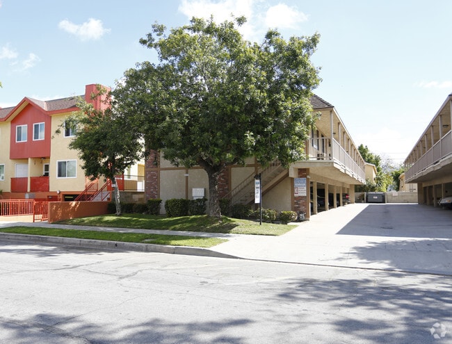 Building Photo - 2314-1316 N Catalina St