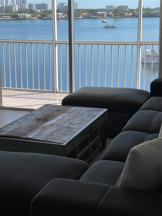 Building Photo - 2910 Point E Dr