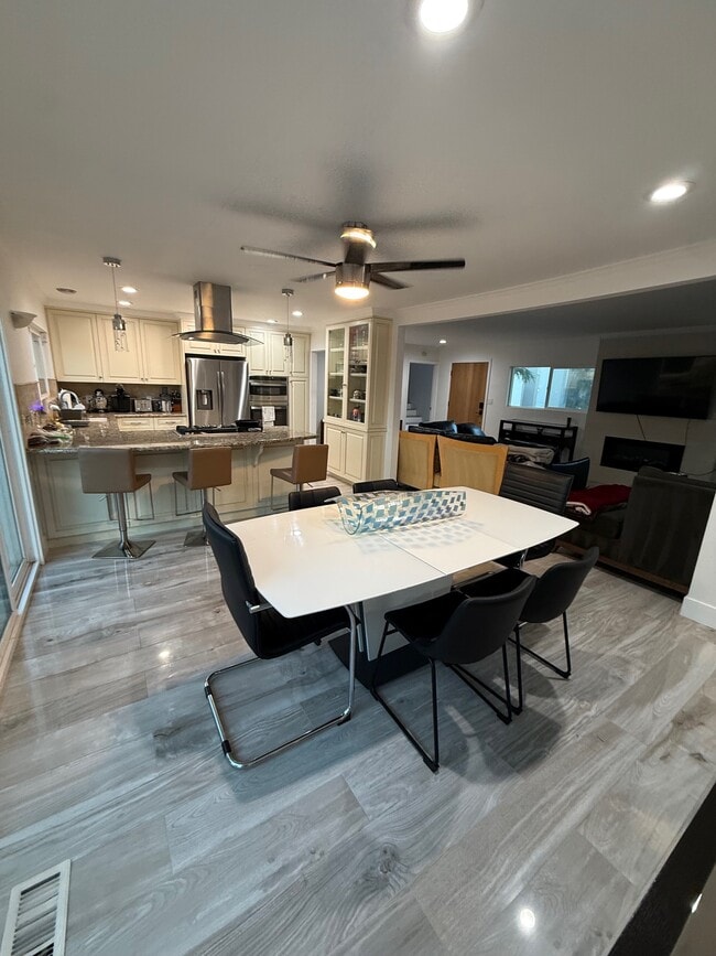 Building Photo - 2396 Redlands Dr