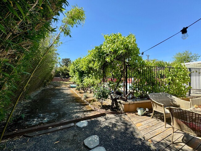 Building Photo - Charming Property Available in July!