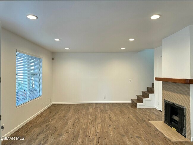 Foto del edificio - 560 Spring Rd