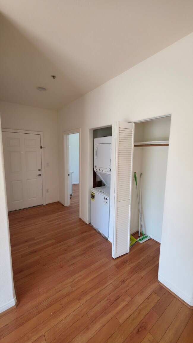 Foto del edificio - 300 E Providencia Ave