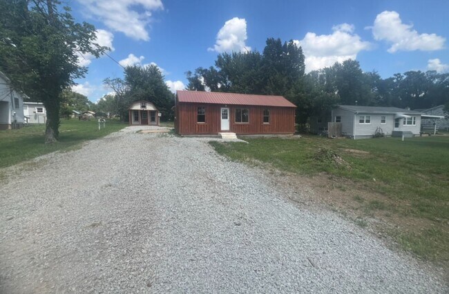 Building Photo - Newly Renovated! - $1,290 Month / $1,900 Down