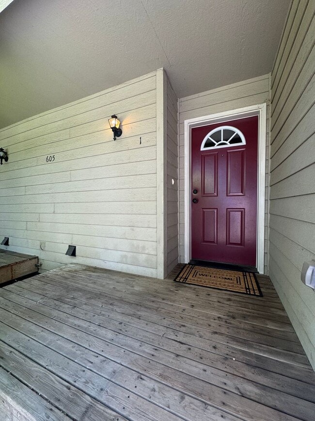 Building Photo - 605 Tamarack St