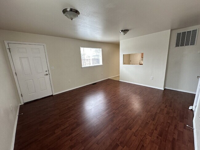 Building Photo - Lower Leval 2 Bed 1 Bath