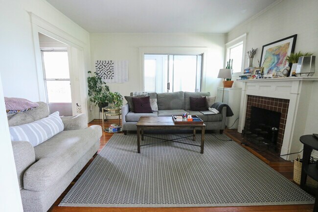 Building Photo - 161 Waverley St
