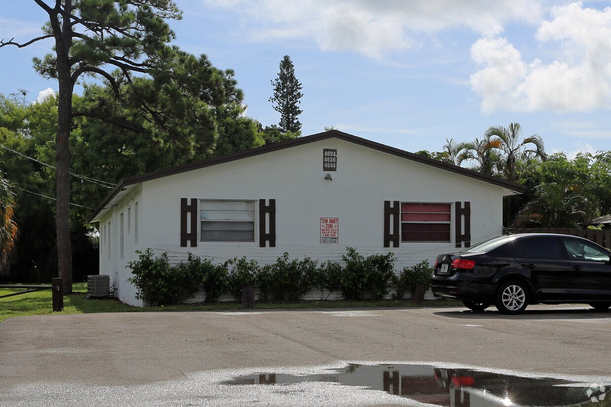 Primary Photo - 4634-4680 Gulfstream Rd