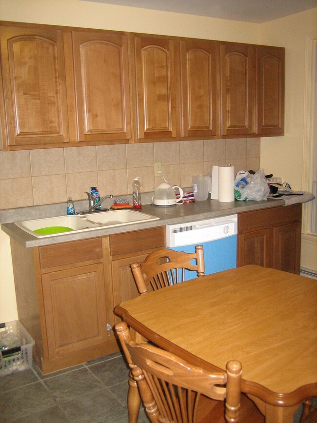 Building Photo - 98 Chapin St