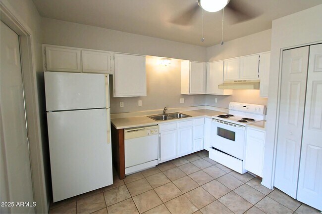 Building Photo - 4704 E Caballero St