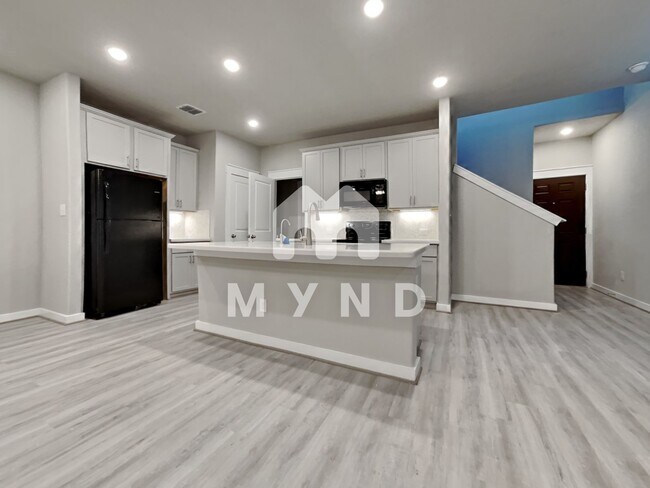 Building Photo - 887 Casina Cir