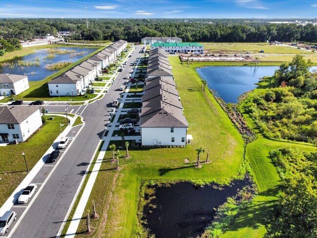 Foto del edificio - New Corner Unit Townhome Now Available - P...