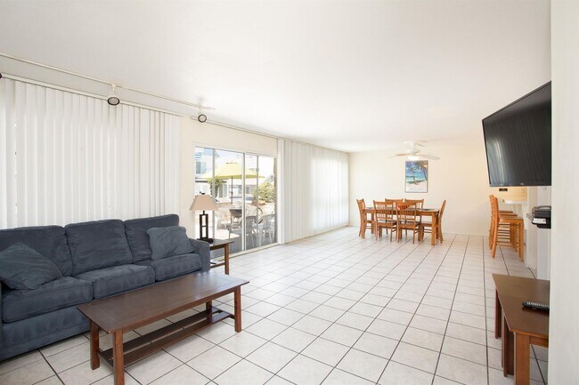 Foto del edificio - Winter 9 month lease! Partially Furnished 2 Bed 2, 1 Bath near the beach. No yearly leases