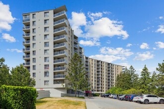 Building Photo - 200 Sandringham Crescent