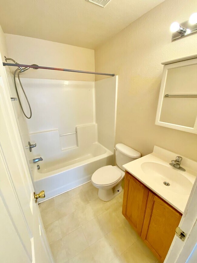 Building Photo - 2 Bedroom 2.5 Bath 1 Car Garage Condo for ...