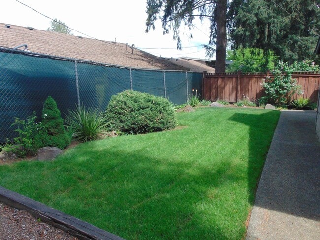 Building Photo - Charming and Unique 1 Bedroom Cottage in L...