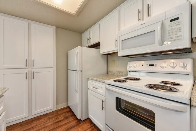 Foto del edificio - Lakeview Village Apartments