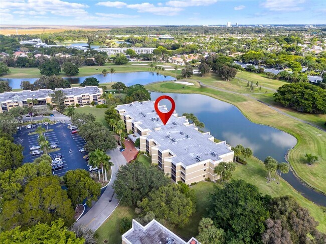 Foto del edificio - 16100 Golf Club Rd