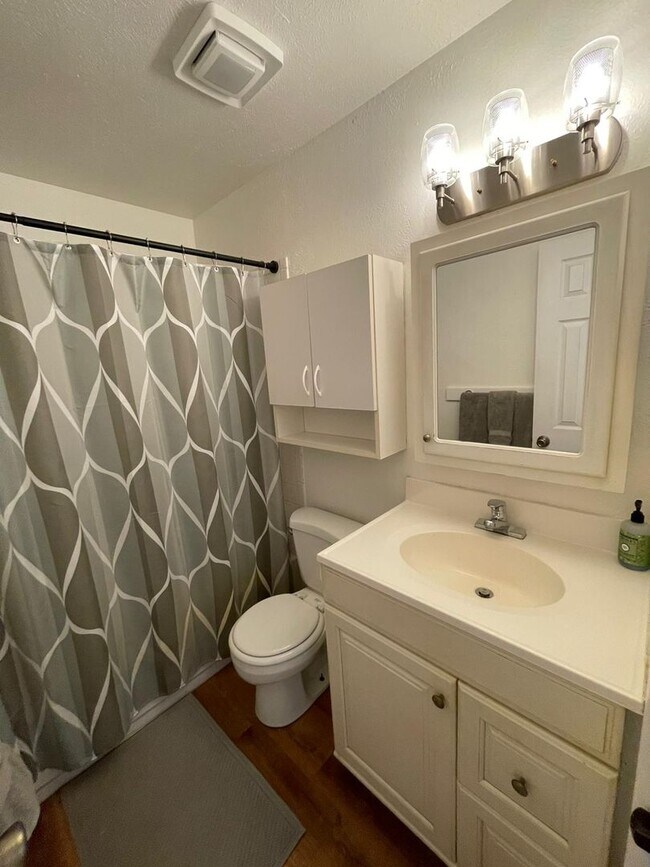 Building Photo - Avail. MAY 1ST. In charming Niwot, Vaulted...
