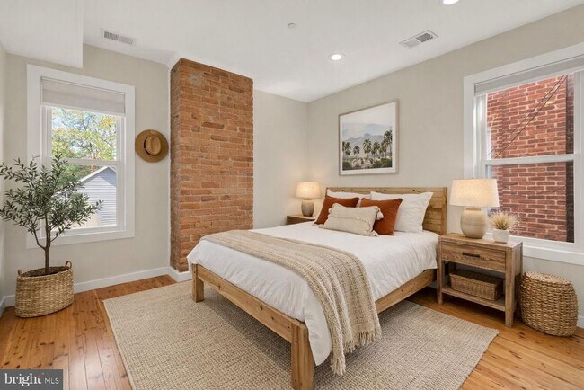 Foto del edificio - 739 Rock Creek Church Rd NW