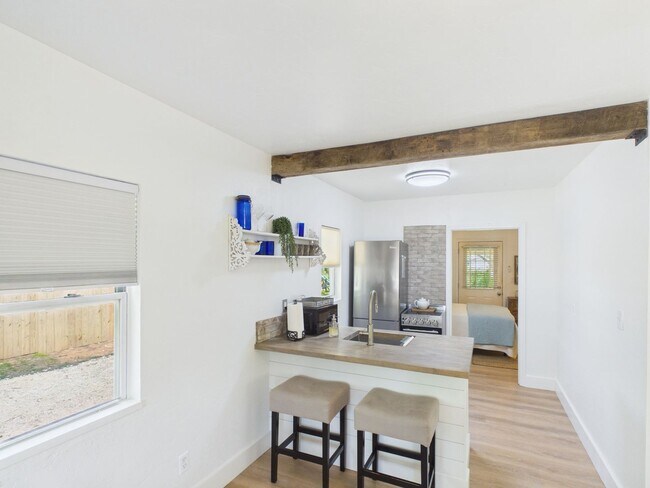 Building Photo - Charming All Bills Cozy Cottage