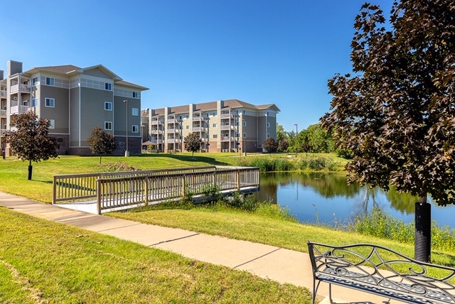 Building Photo - Thomas Place Bettendorf