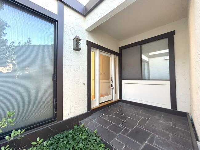 Building Photo - 3br/2.5ba Two Story Townhouse in Sharon He...