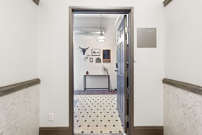 Building Photo - FULLY FURNISHED Higgins Loft Steps away fr...
