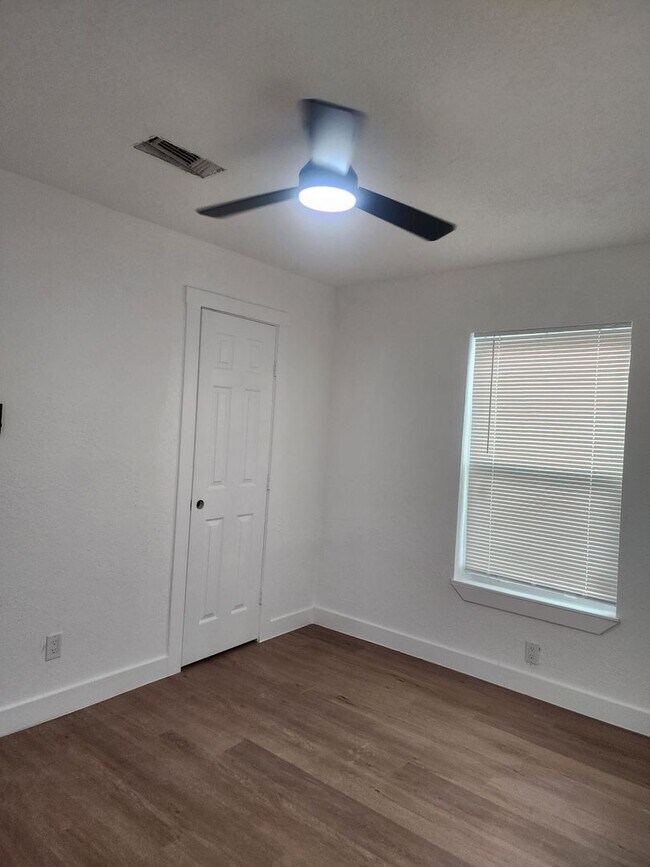 Foto del edificio - BEAUTIFUL HOME IN LA PORTE TX. MOVE IN READY!.