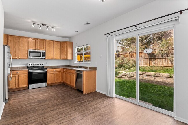 Foto del edificio - Charming Three Bedroom Home In Littleton