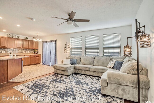 Building Photo - 4 br, 3.5 bath House - 1233 Firefly Dr
