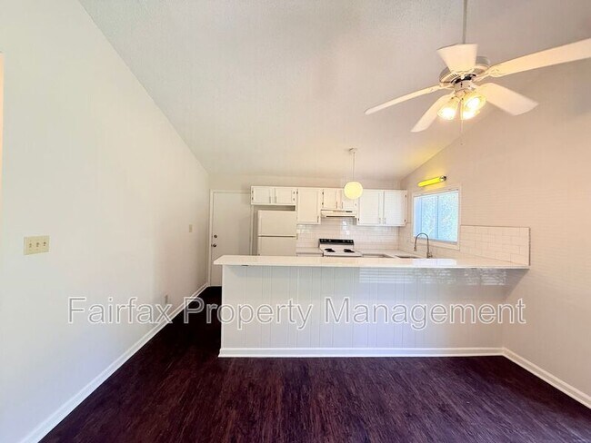 Foto del edificio - 475 Cedar Lake Rd