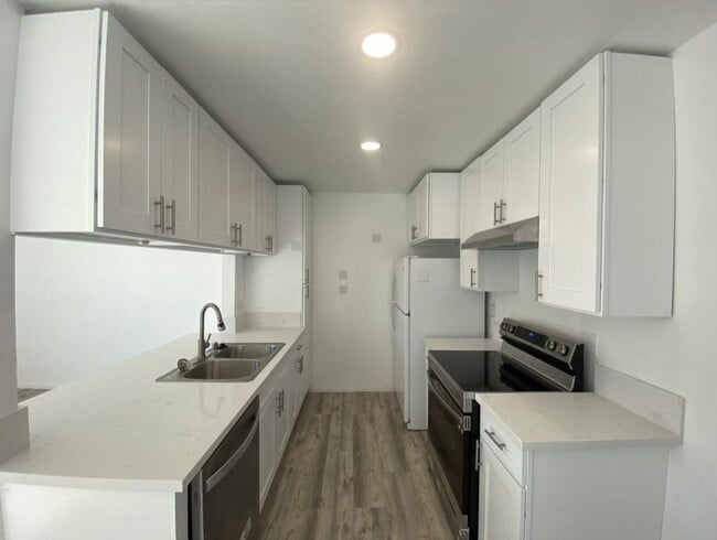 Building Photo - Beautifully Upgraded upstairs 1 Bedroom Apartment For Rent!