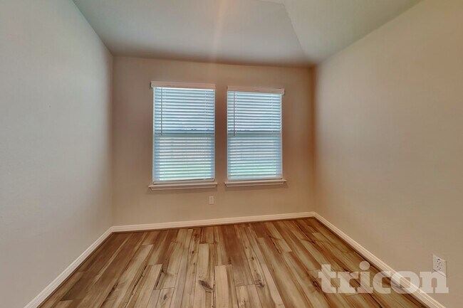 Foto del edificio - 13669 Paxton Blvd