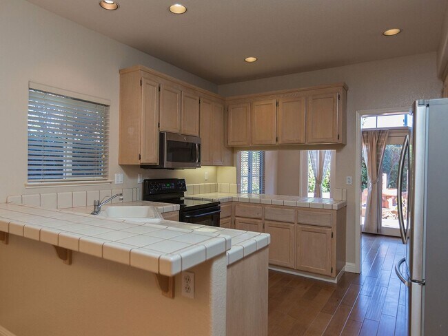 Foto del edificio - Lovely 3 Bedroom, 2.5 bath, 2-Car Garage, ...