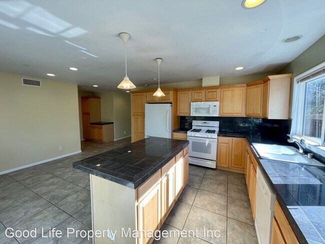 Building Photo - 3 br, 2 bath House - 8912 Revelstoke Way