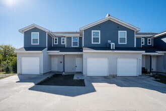 Building Photo - 6906 Crestway Dr