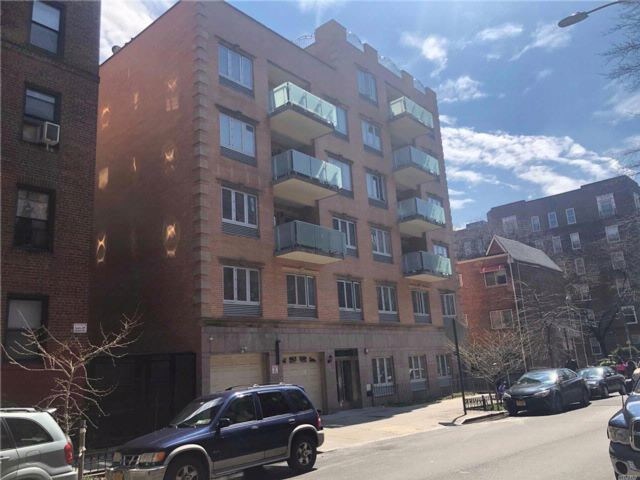 Foto principal - 8510 Elmhurst Ave