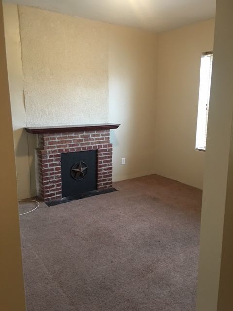 Building Photo - Large upstairs 2 Bedroom