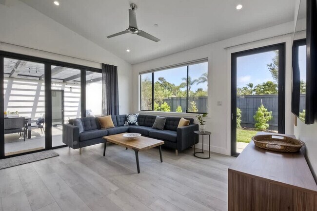 Building Photo - 1329 Lake Dr